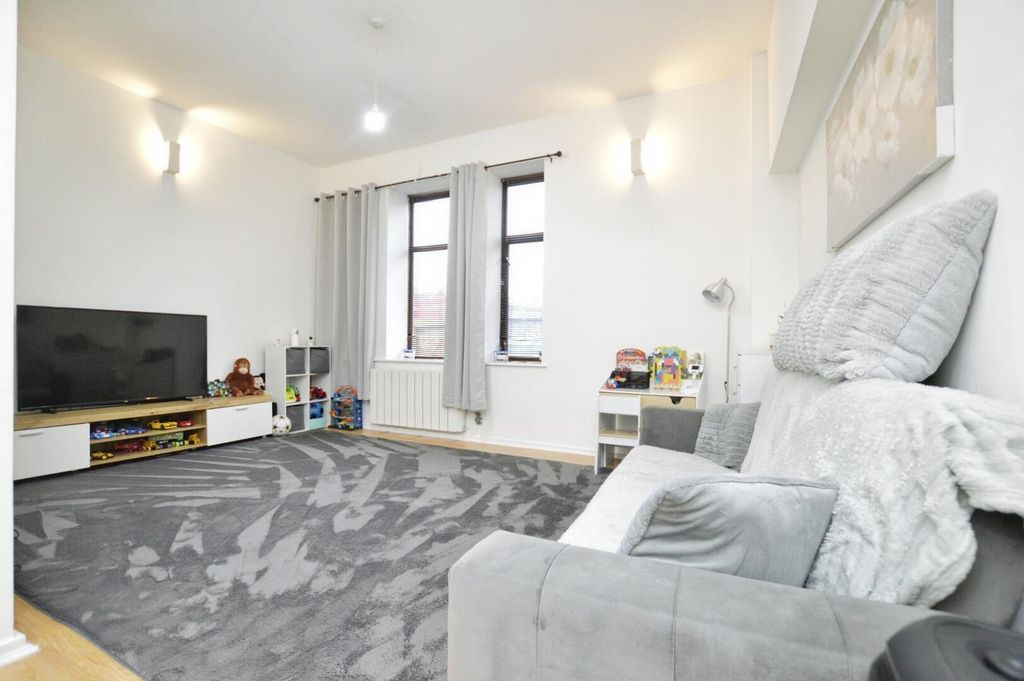 Property photo 3 of 19 Living Room