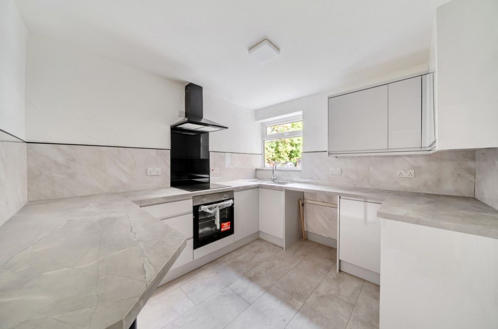 Property photo 2 of 17 1516834-7-1A085Ab2Ef069