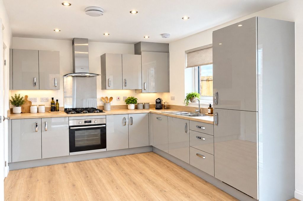 Property photo 2 of 11 Kitchen