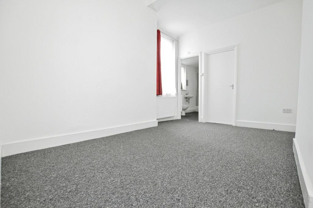 Property photo 3 of 11 Living Room