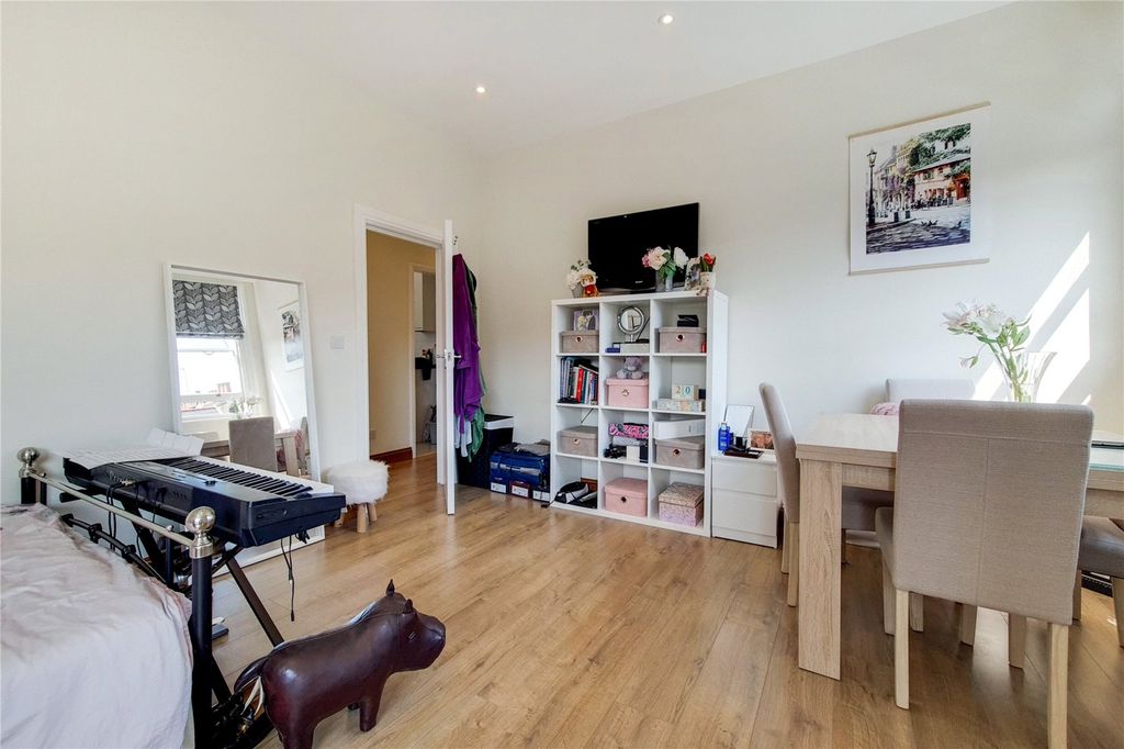 Property photo 3 of 11 Studio