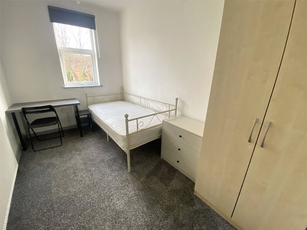 Property photo 3 of 10 Room 5