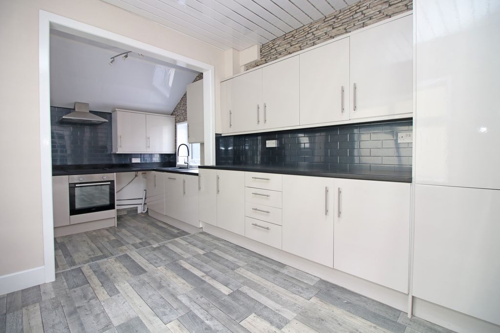 Property photo 3 of 33