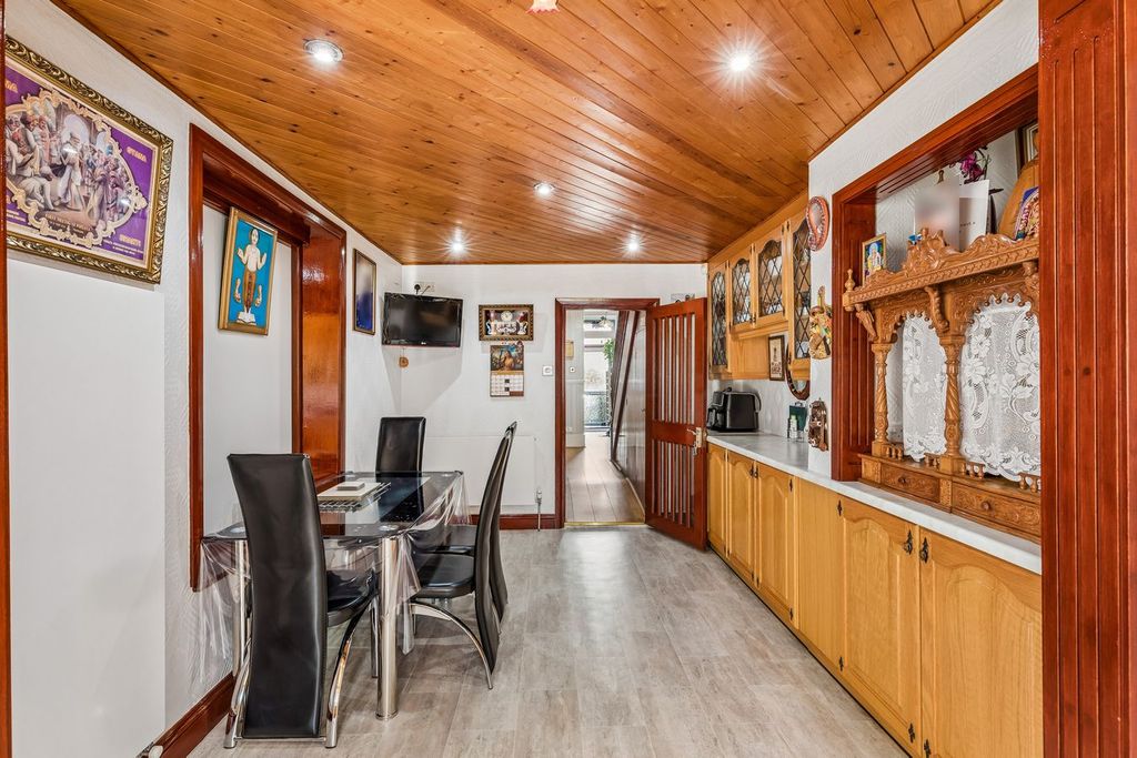 Property photo 3 of 28