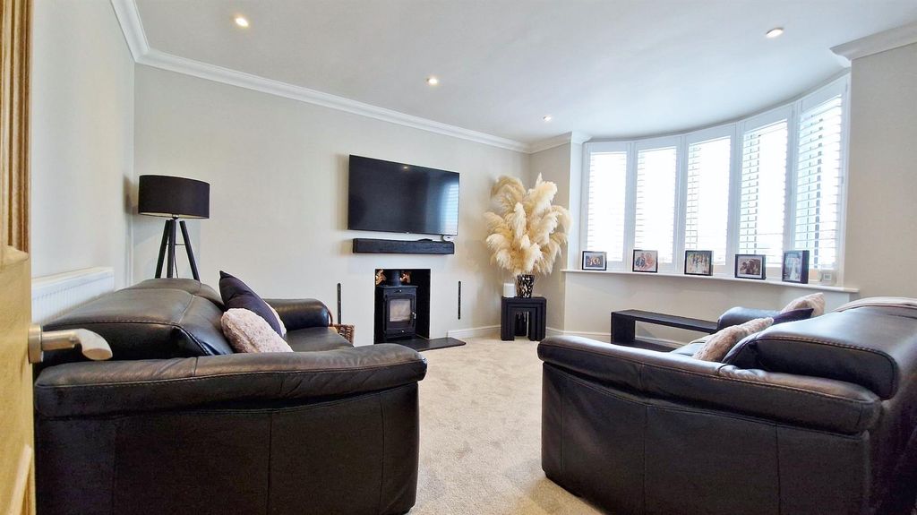 Property photo 3 of 34 Lounge