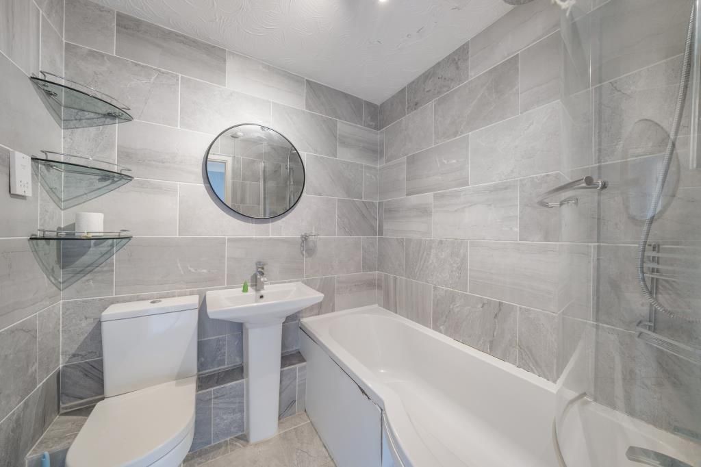 Property photo 3 of 10 Bathroom