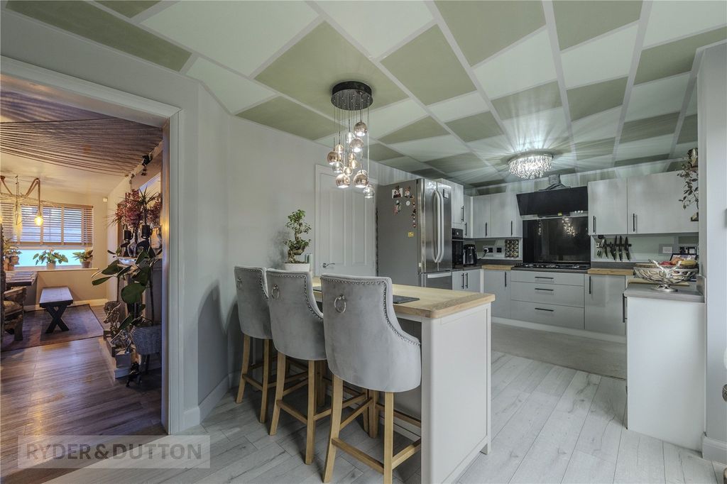 Property photo 3 of 25 Dining Kitchen