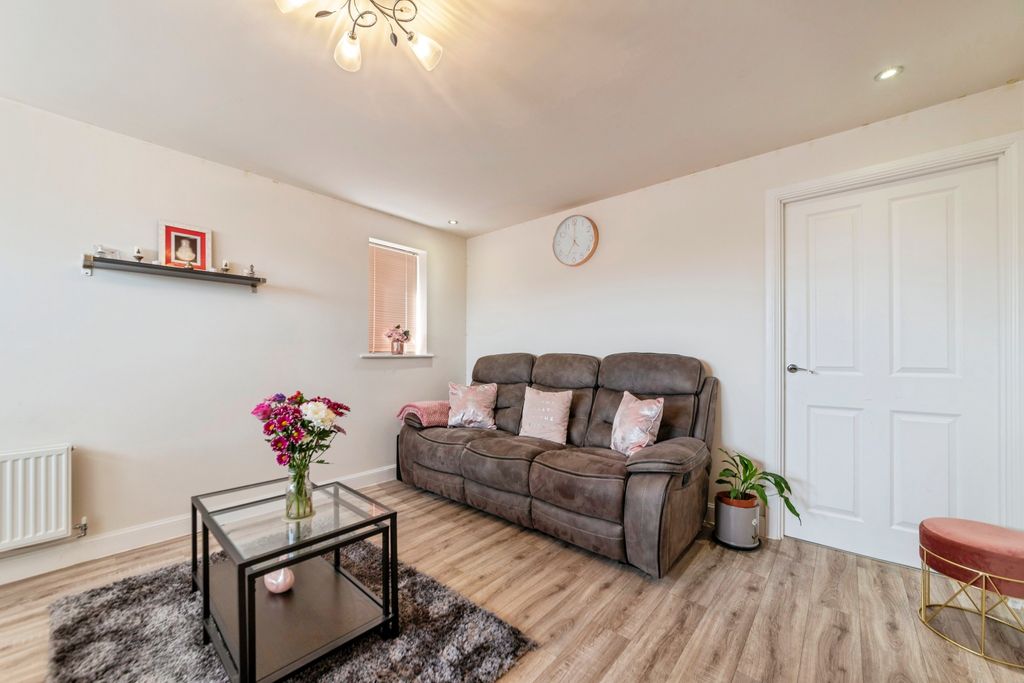 Property photo 2 of 17 Image