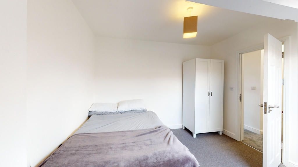 Property photo 2 of 14 A Tidy And Bright Single Bedroom Featuring A Neatl...