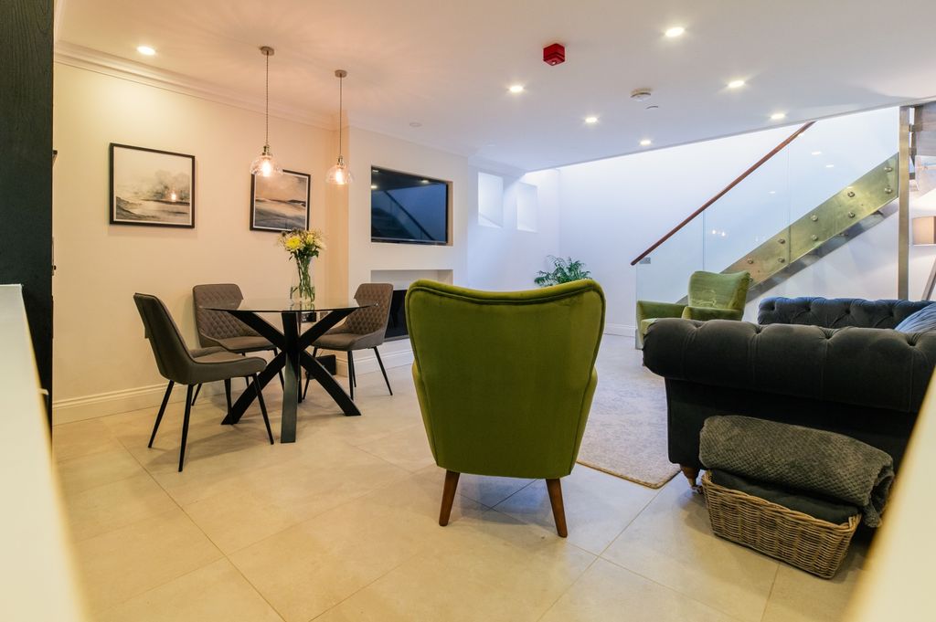 Property photo 2 of 24 Award-Winning Media Team On Every Listing_8