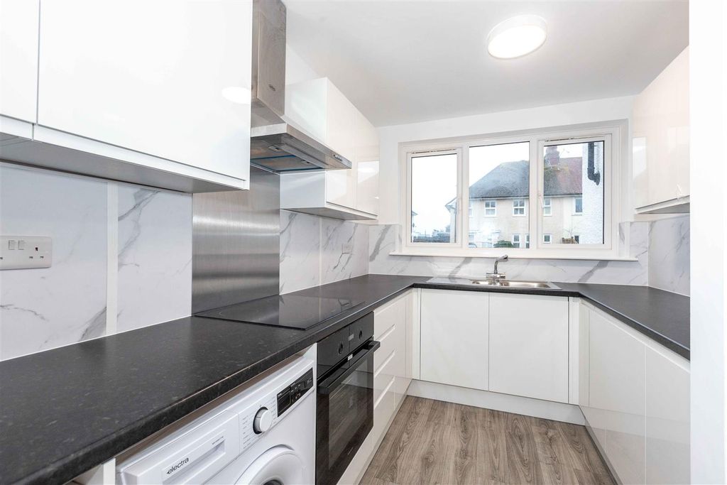 Property photo 2 of 19 Cortis Ave-16.Jpg