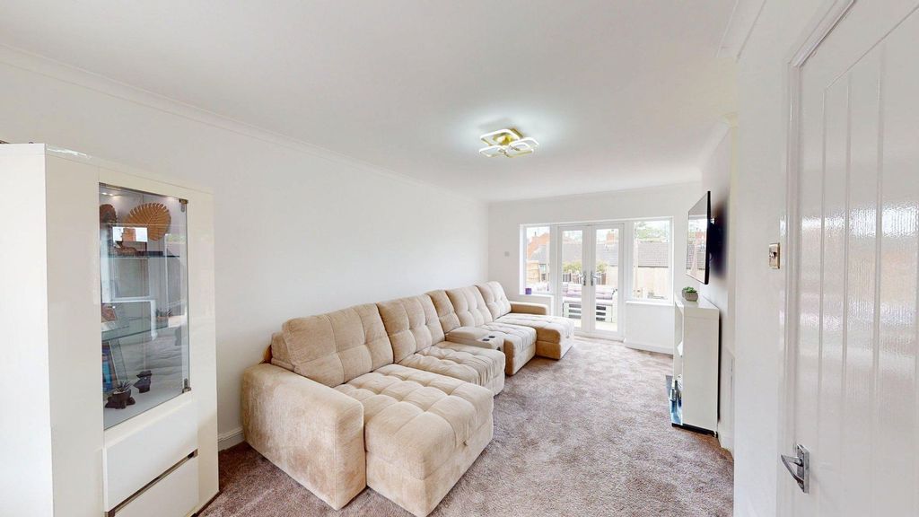 Property photo 2 of 16 Lounge