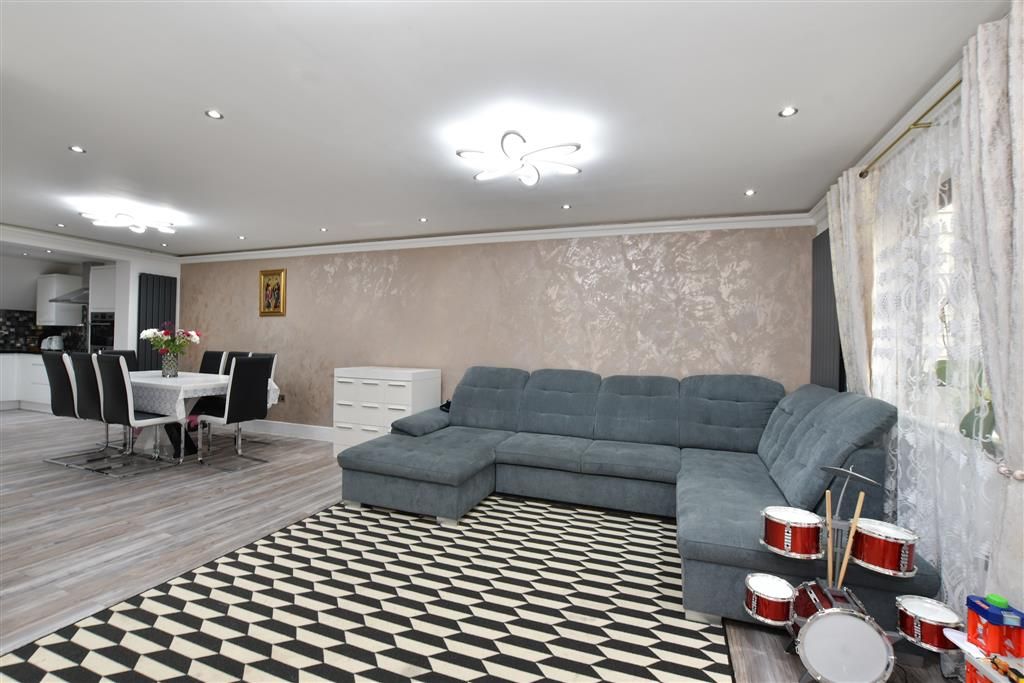 Property photo 2 of 11 Lounge
