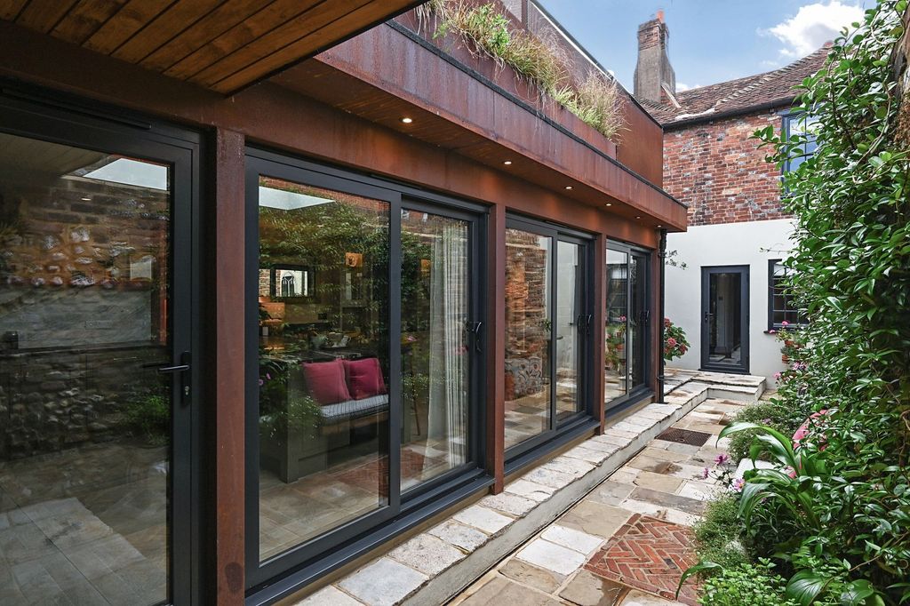Property photo 2 of 36 Courtyard Garden
