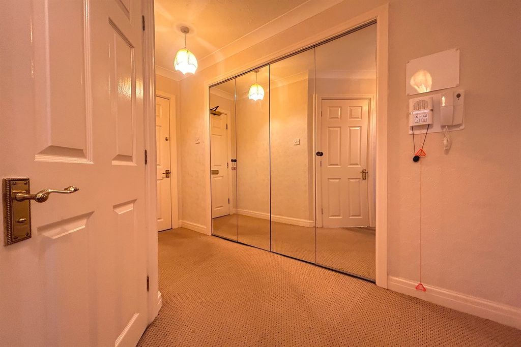Property photo 2 of 10 Entrance Hall