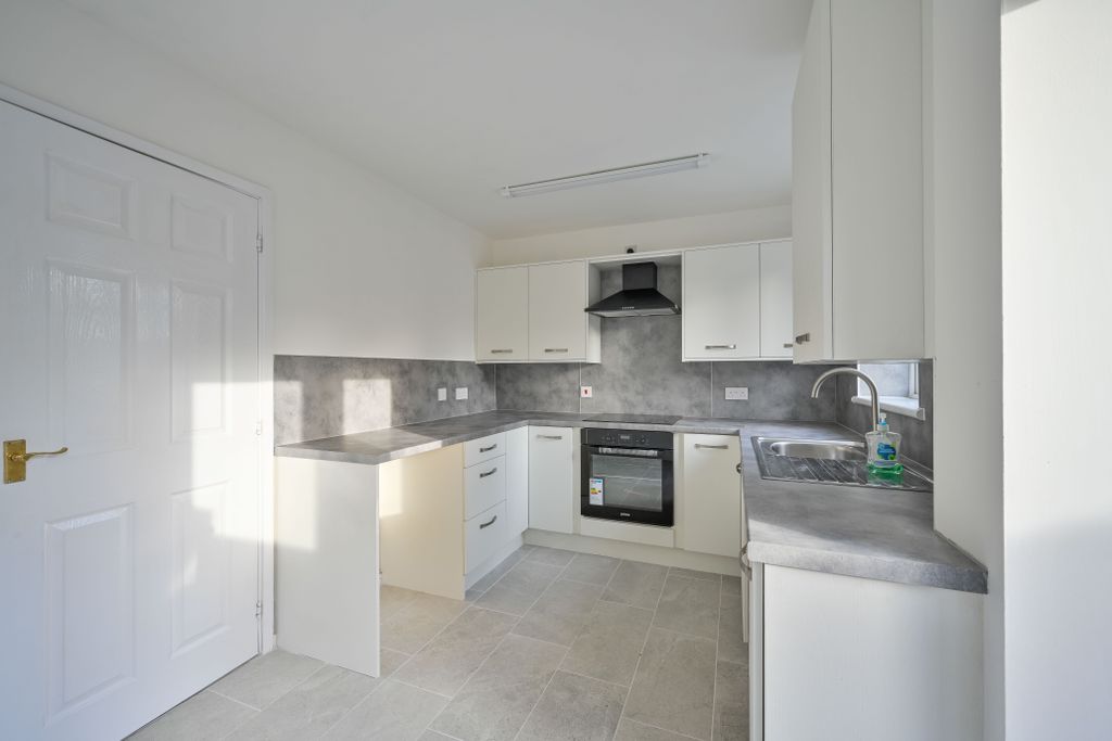 Property photo 3 of 18 Kitchen