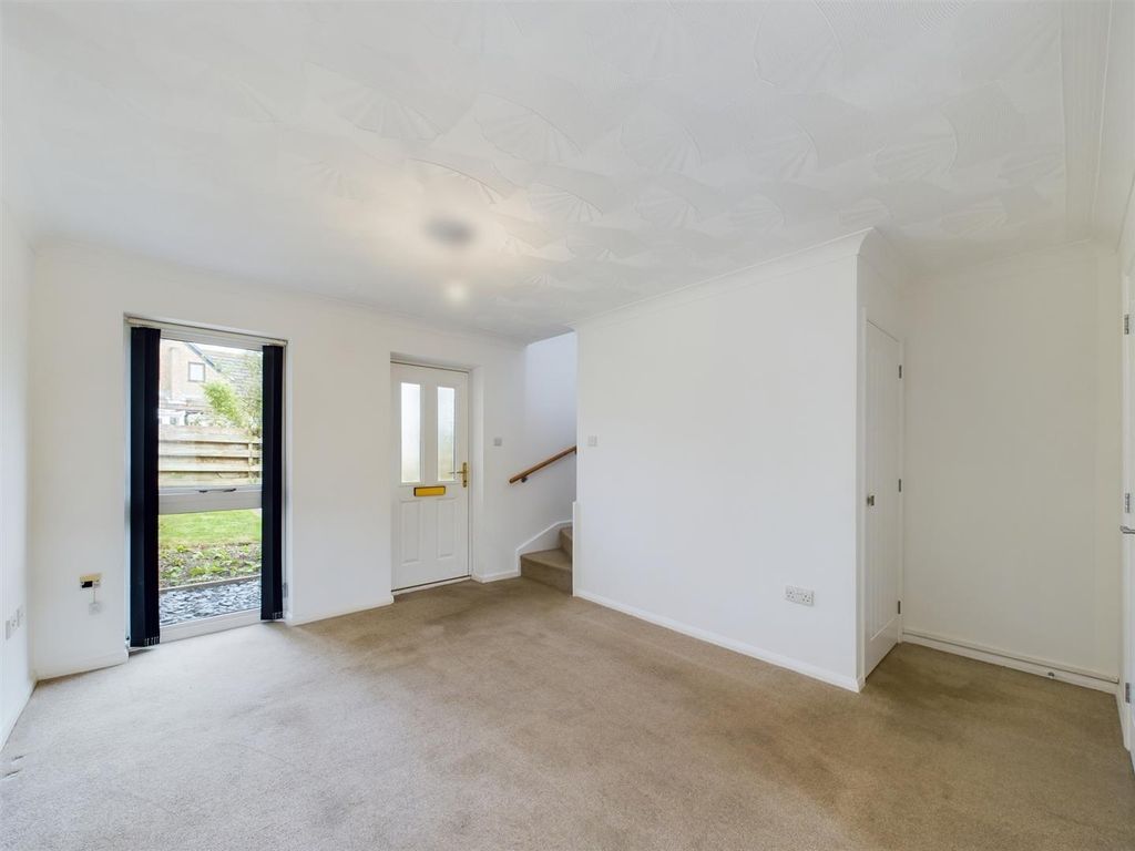 Property photo 3 of 10 Lounge Angle