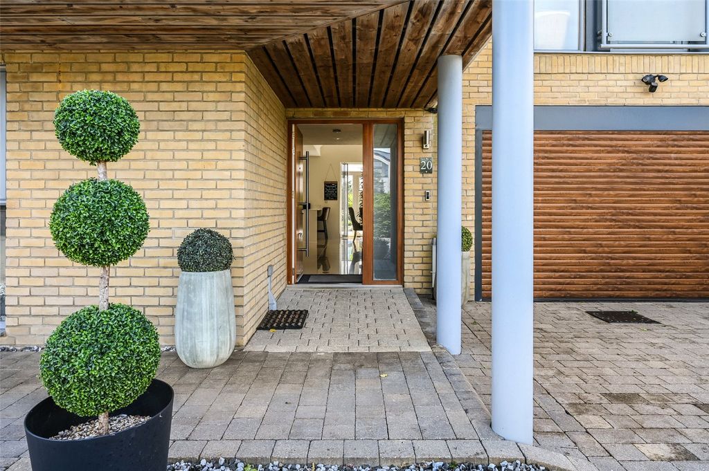 Property photo 2 of 24 Entrance