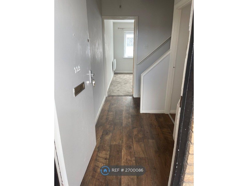 Property photo 3 of 9 Hall Way