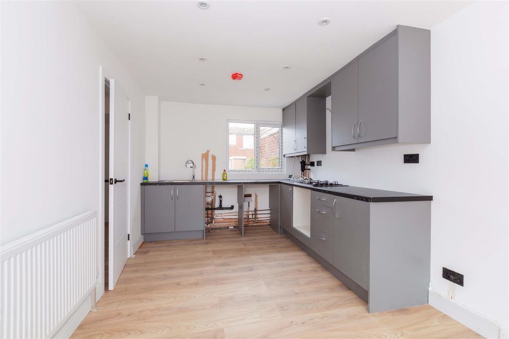 Property photo 3 of 13 17 Stour Close-9.Jpg