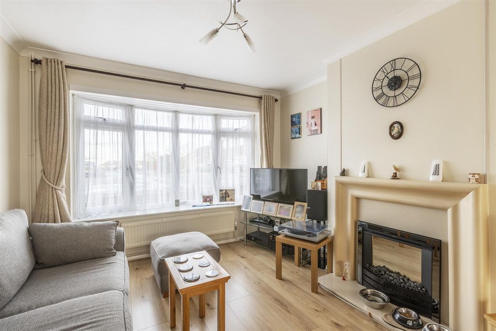 Property photo 3 of 29 Lounge