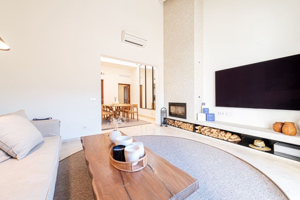 Property photo 2 of 20 Living (1)