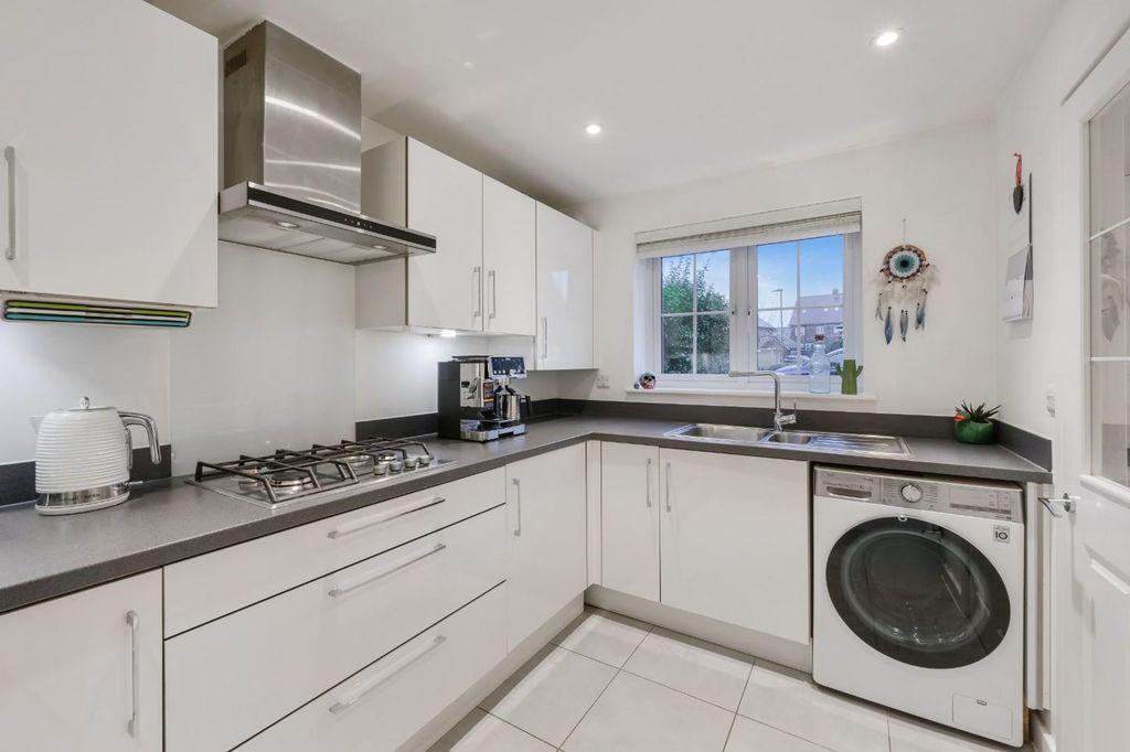 Property photo 2 of 14 Hayton Crescent