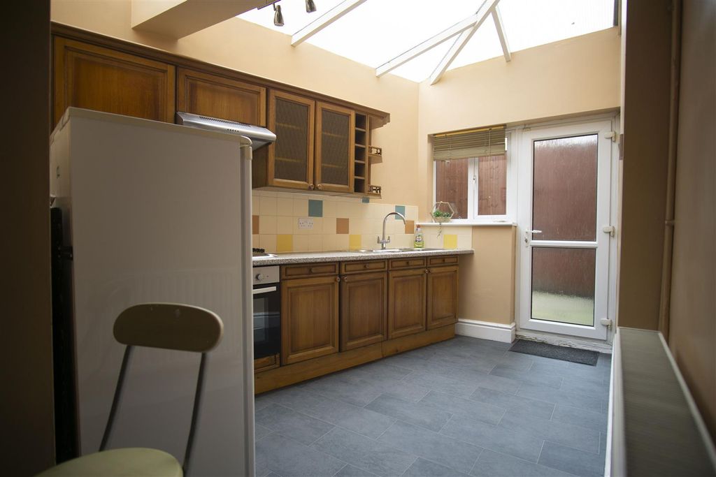 Property photo 3 of 10 Kitchen