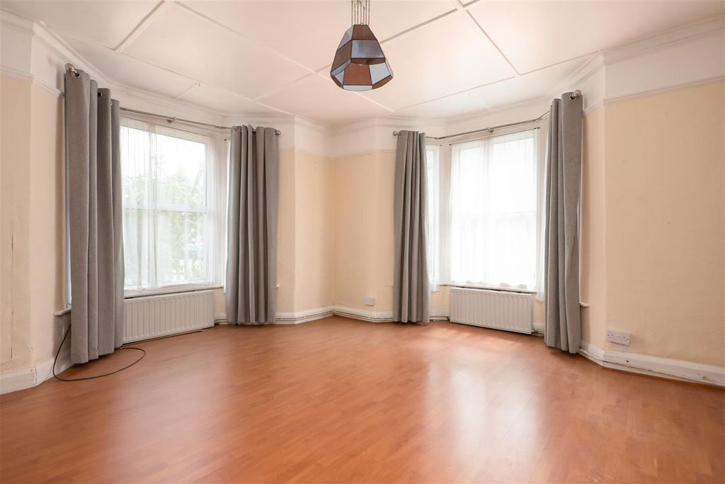 Property photo 2 of 17 Nelson Road, Whitstable