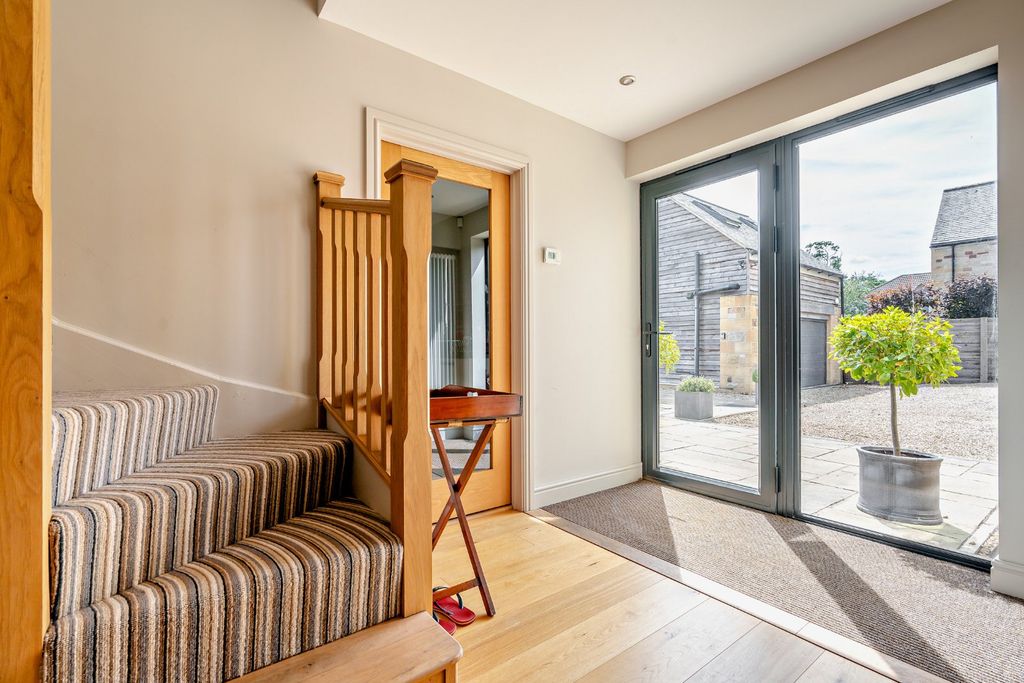 Property photo 3 of 26 Entrance Hall