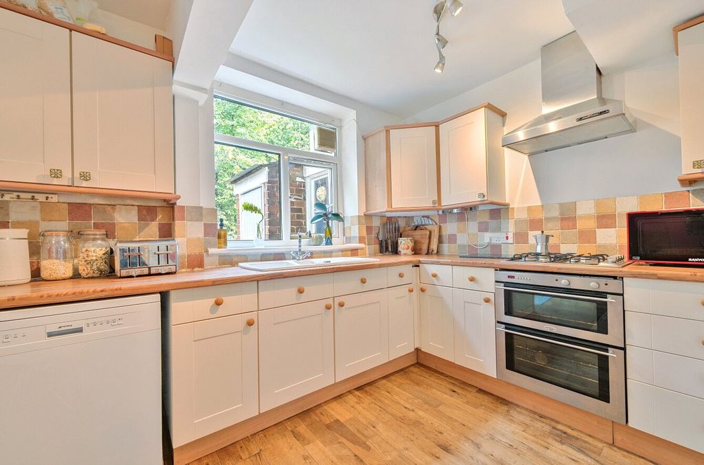Property photo 3 of 11 Kitchen