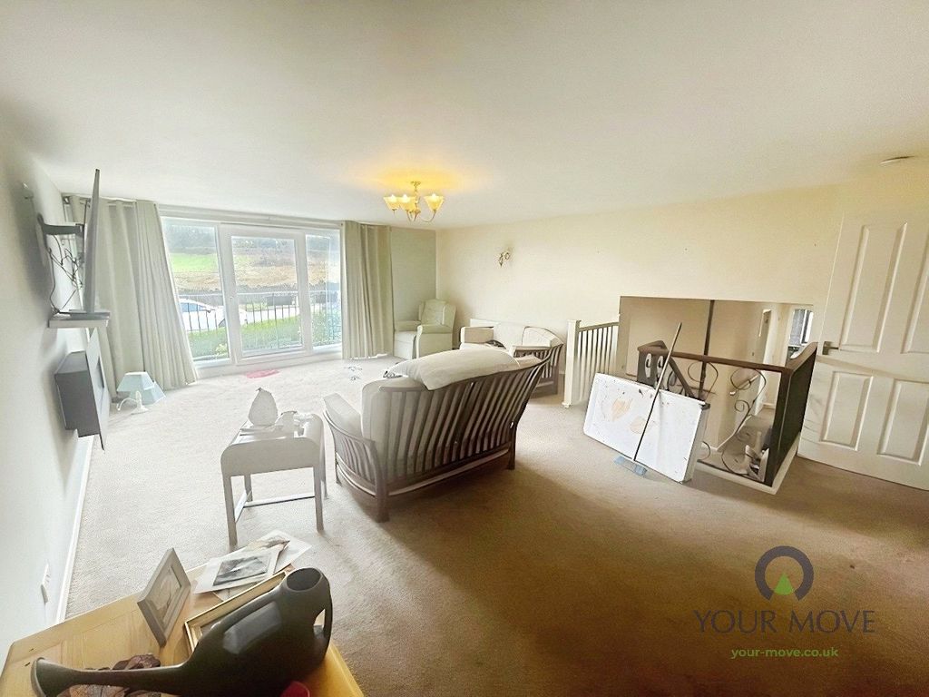 Property photo 3 of 12 Lounge