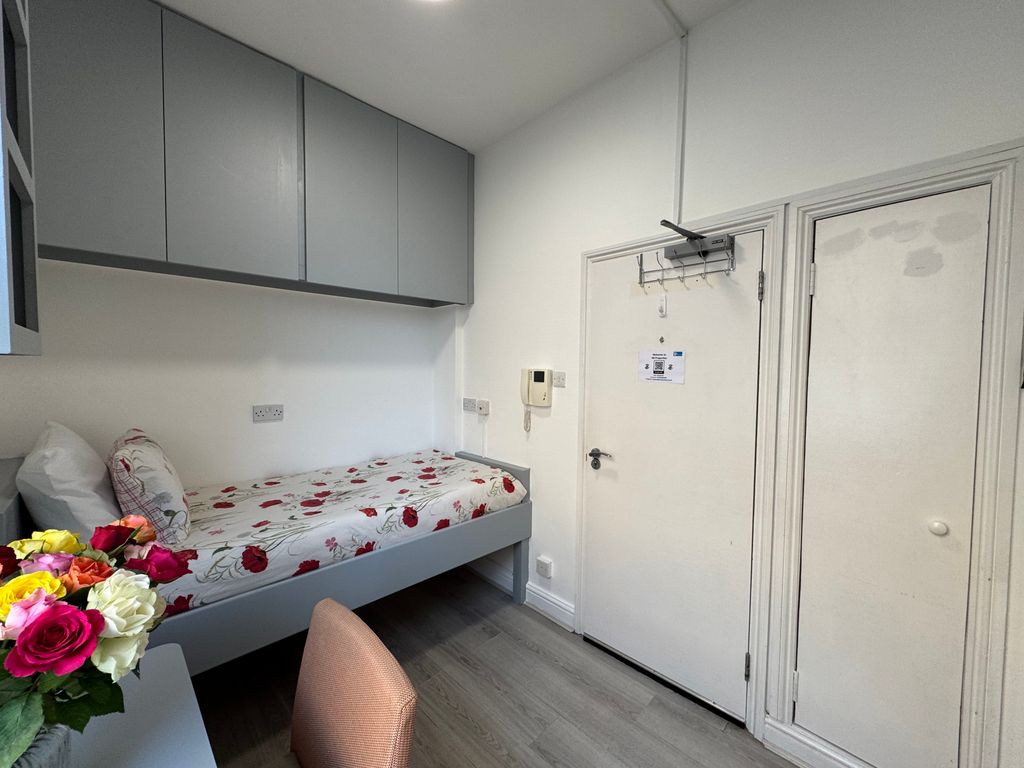 Property photo 2 of 10 Single Bed
