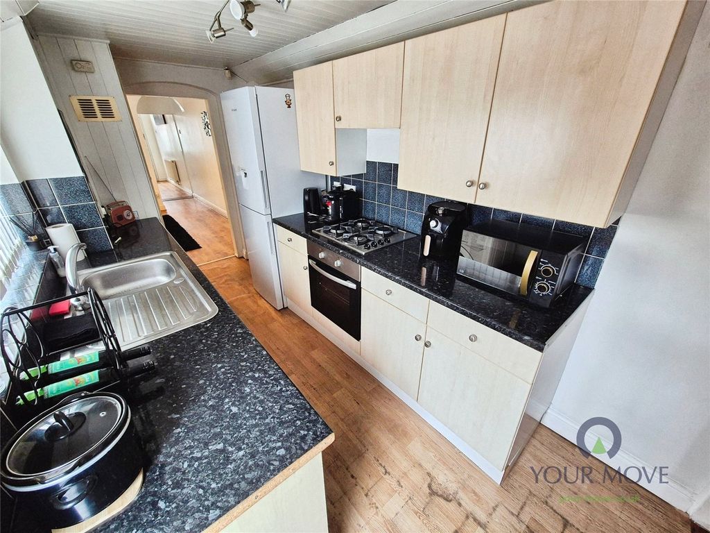 Property photo 3 of 8 Kitchen