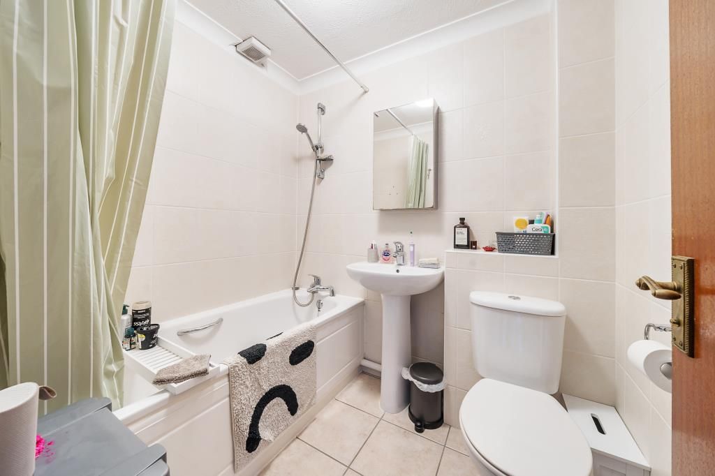 Property photo 3 of 10 Bathroom