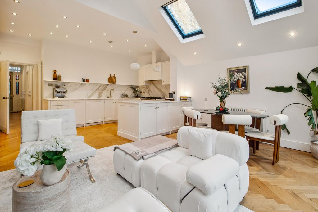 Property photo 2 of 23 Image