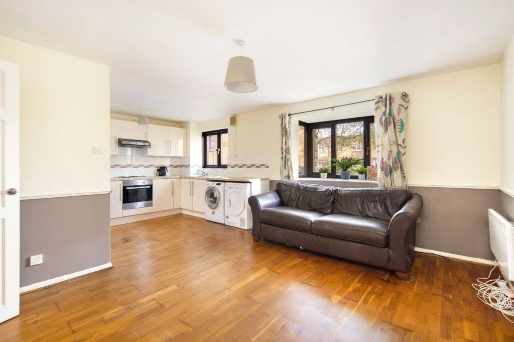 Property photo 2 of 6 Living Room/Kitchen