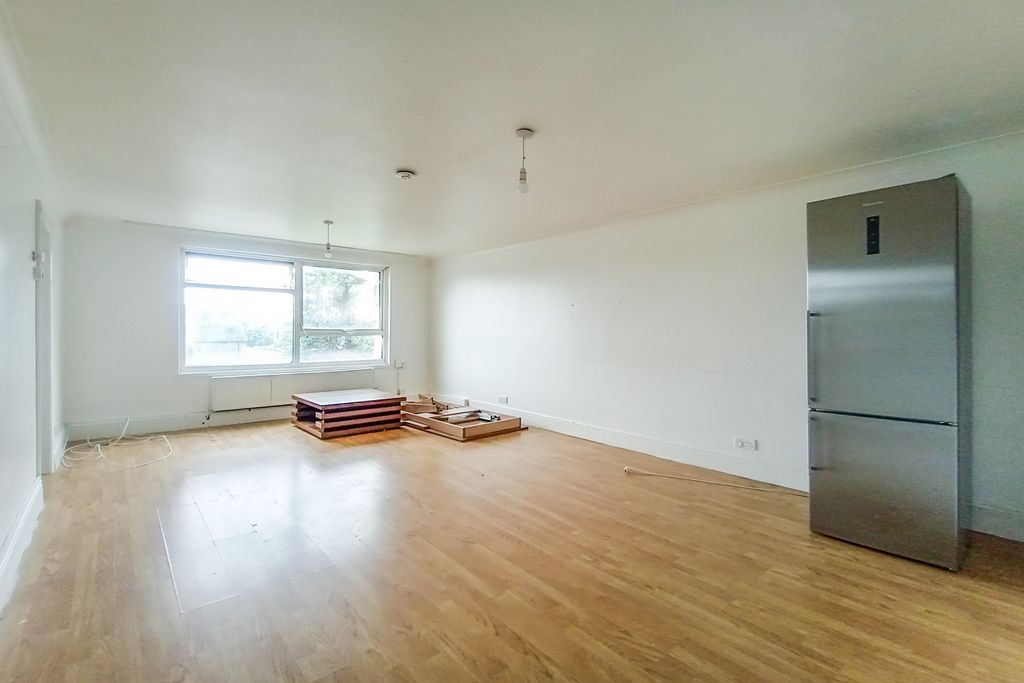 Property photo 2 of 10 Flat 3, 131 Ordnance Road, Enfield, Middlesex, En3 6Af