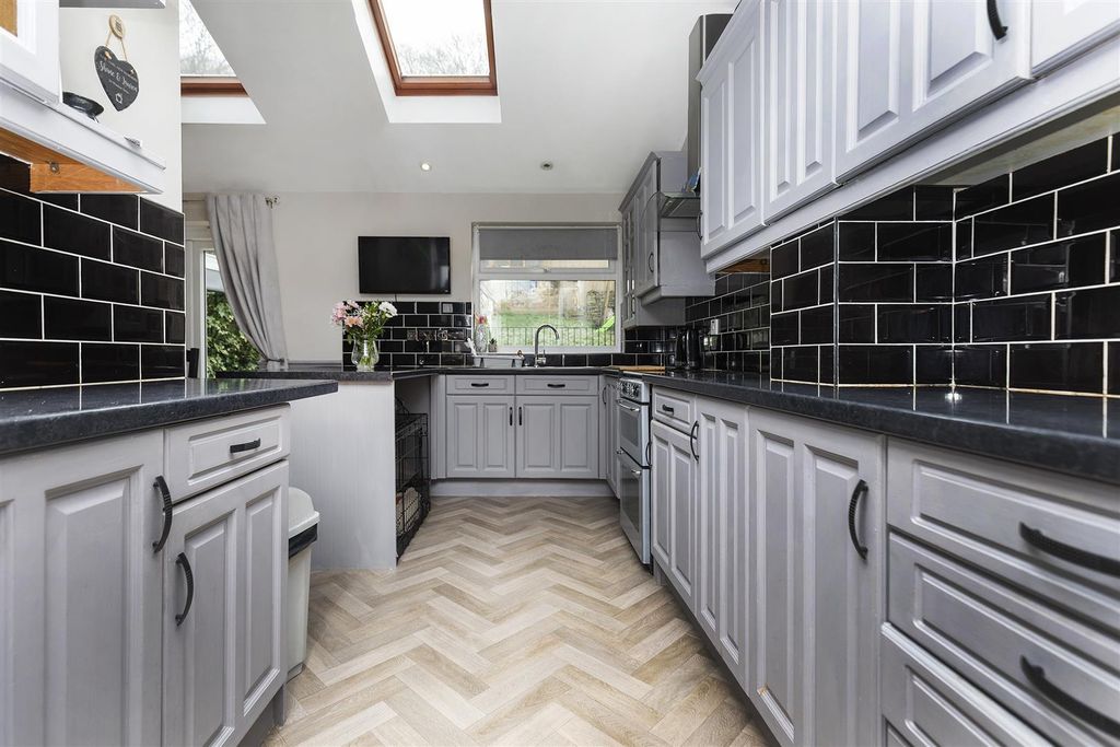 Property photo 2 of 34 Kitchen/Diner