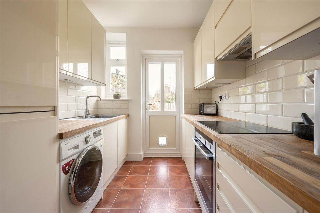 Property photo 3 of 26 Brettenham Avenue, E17