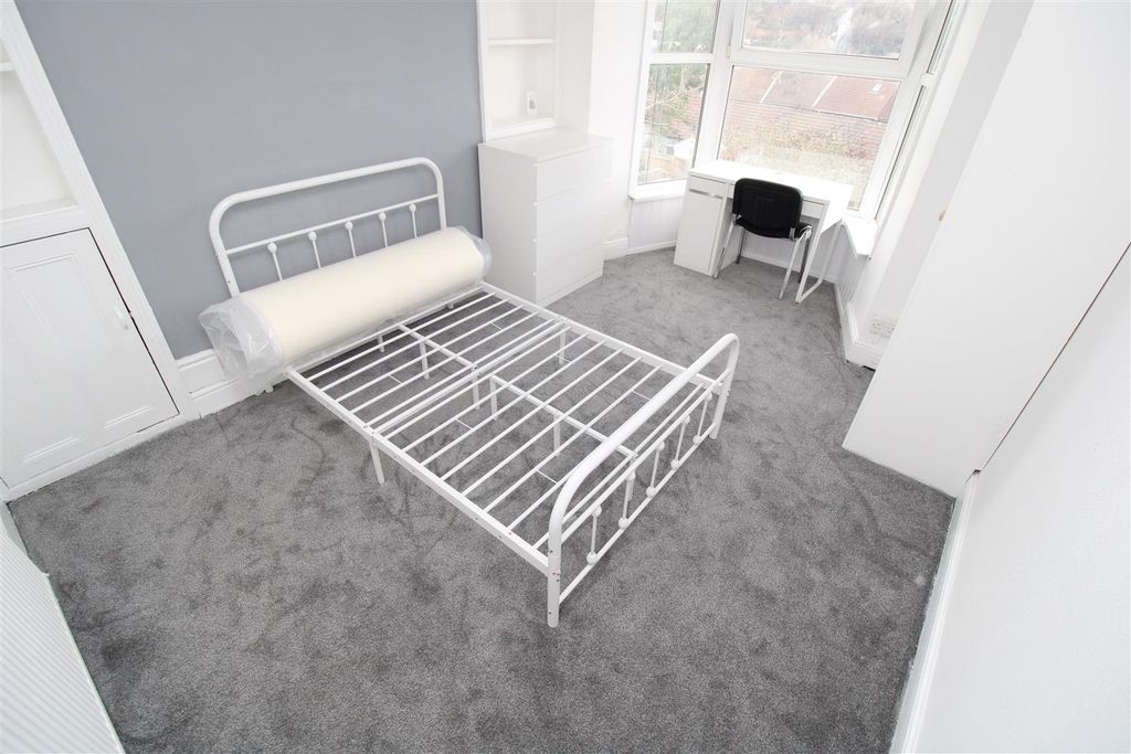 Property photo 1 of 14 Bright Bedroom With Double Bed And Desk Space...