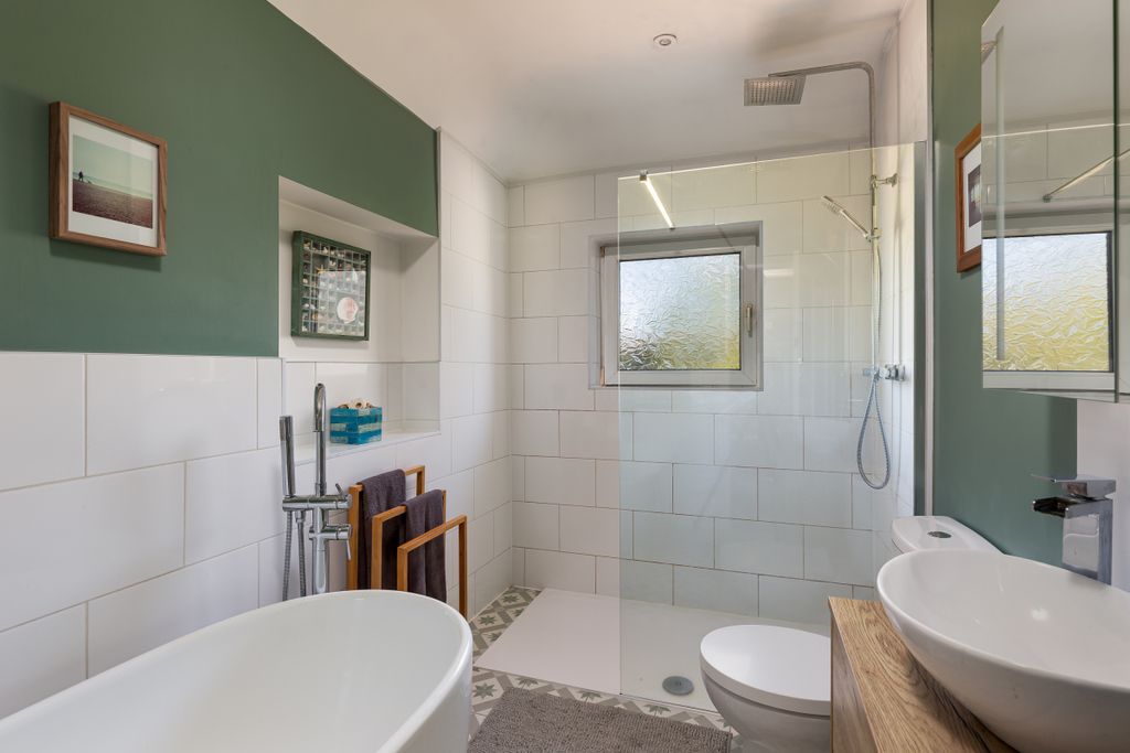 Property photo 2 of 21 Bathroom