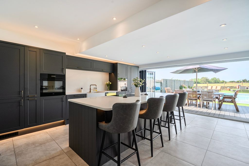 Property photo 1 of 21 14865753