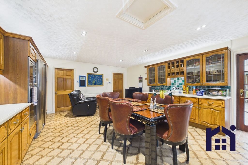 Property photo 3 of 29 Dining Kitchen
