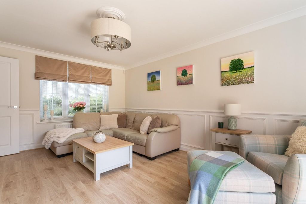 Property photo 3 of 21 Charlwood Drive-8.Jpg