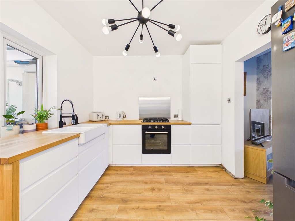 Property photo 3 of 12 Cam05193G0-Pr0115-Still007.Jpg