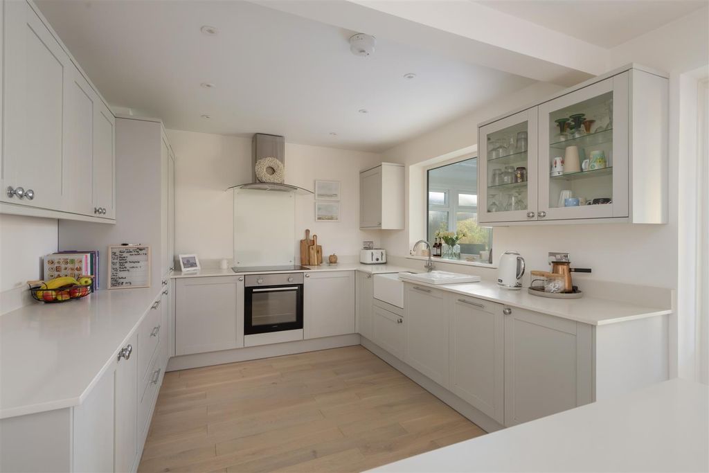 Property photo 3 of 22 Clover Rise, Whitstable