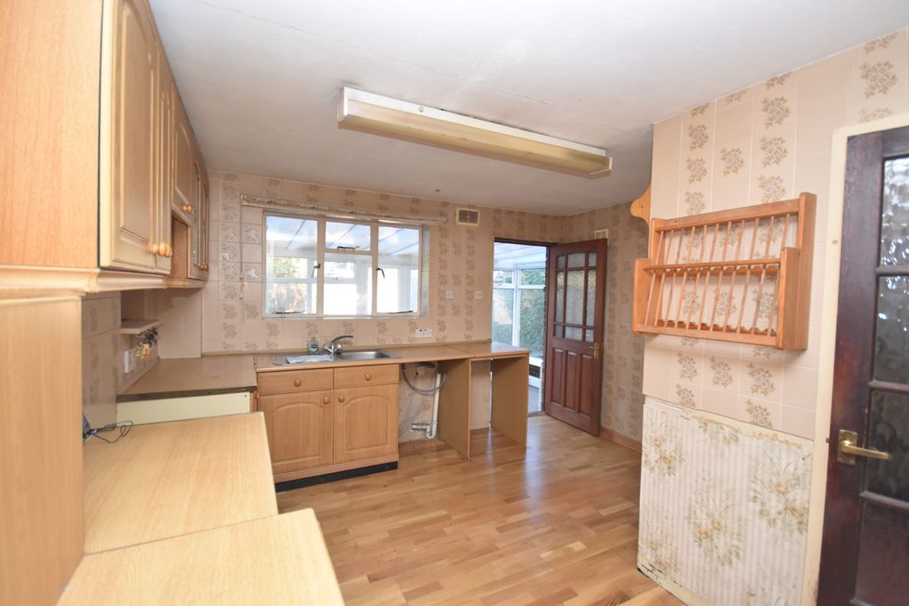 Property photo 3 of 17 Kitchen