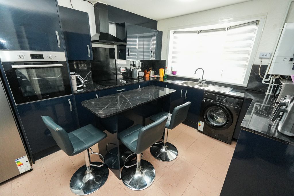 Property photo 3 of 15 Kitchen/Breakfast Room