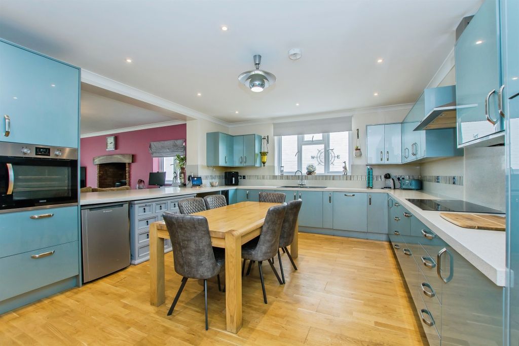 Property photo 2 of 34 Kitchen / Diner